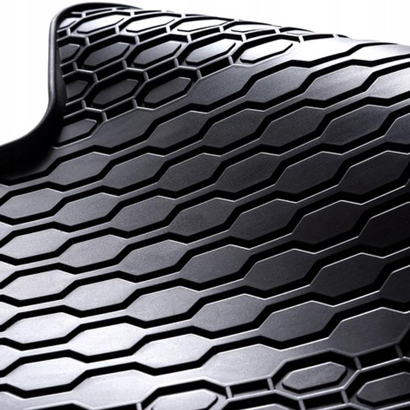 MEGERŐSÍTETT GUMIFELÜLET A PEDÁLTERÜLETEN